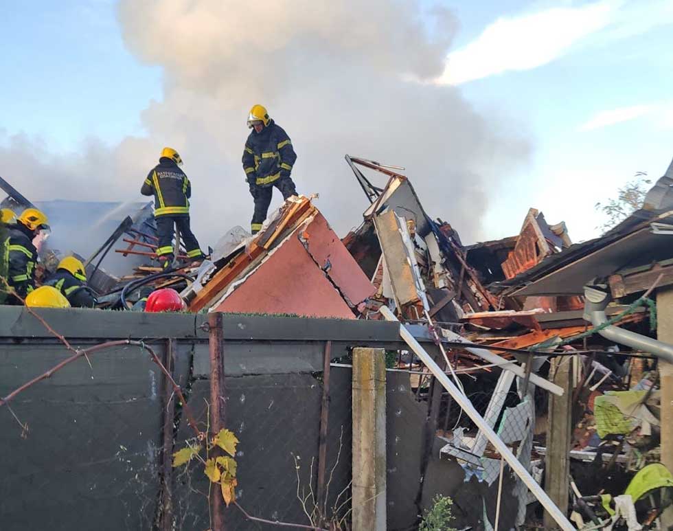 Eksplozija u porodičnoj kući u Zrenjaninu, vatrogasci pokušavaju da izvuku ženu