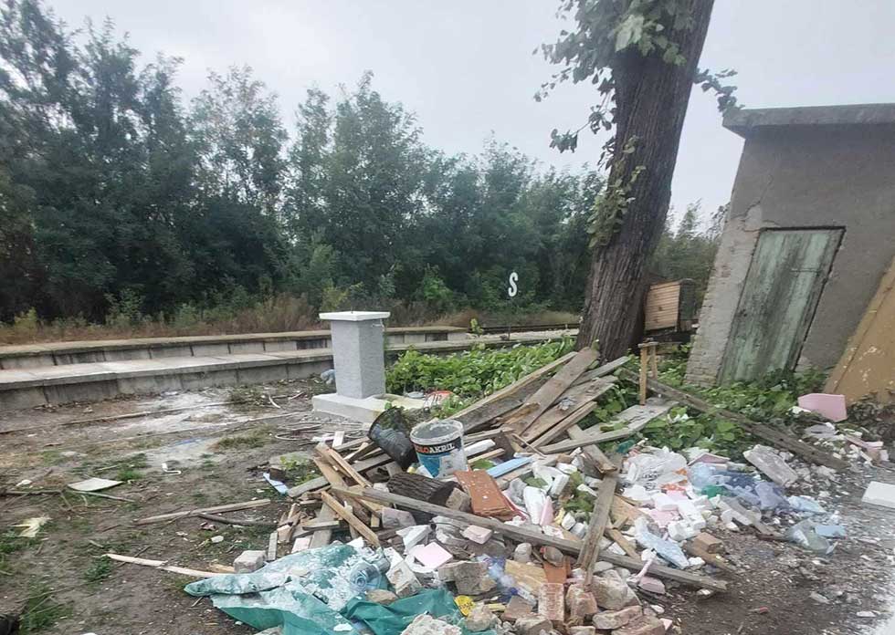 Na železničkoj stanici u Tomaševcu kao na divljoj deponiji (Foto)