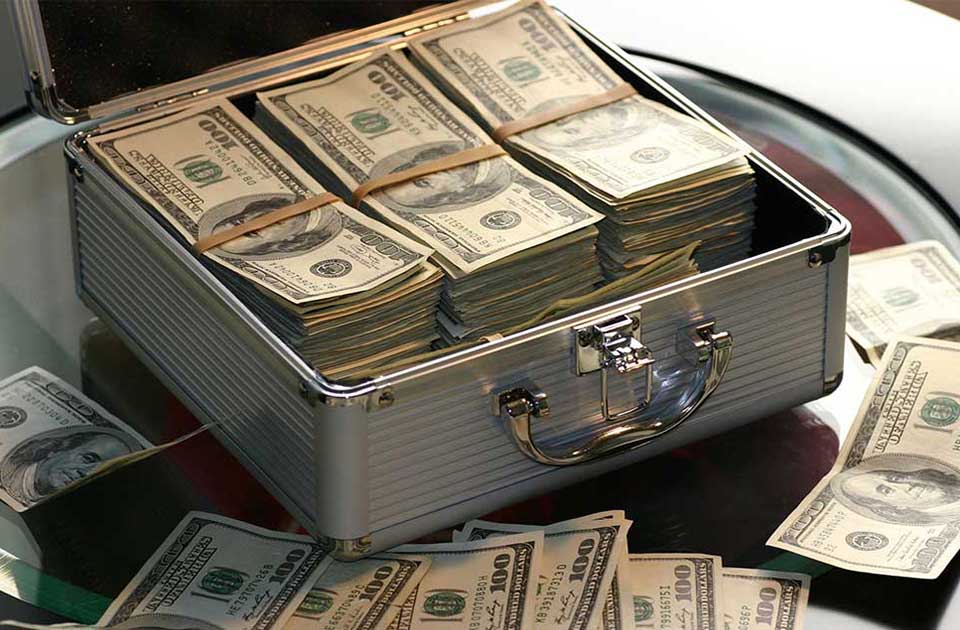 Otkrivene falsifikovane novčanice od po 100 dolara, policija uhapsila dve osobe