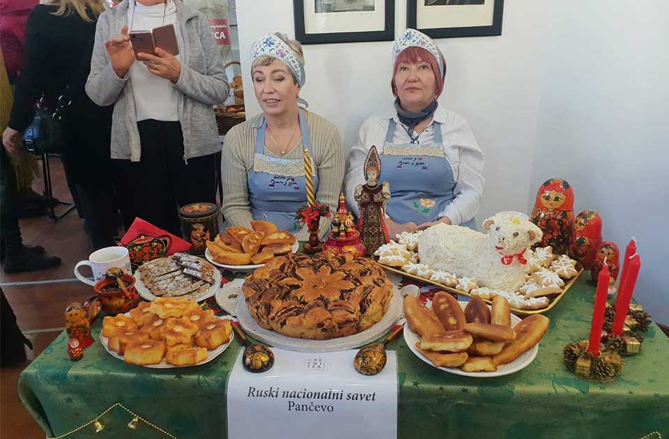 Članice Ruskog nacionalnog saveta Zrenjanincima predstavile kolač u obliku jagnjeta