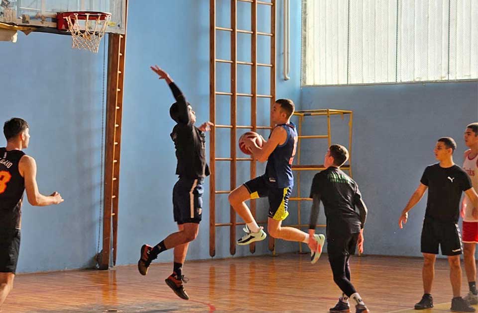 Gimnazijalci organizovali humanitarni turnir u basketu za decu obolelu od raka (Foto)