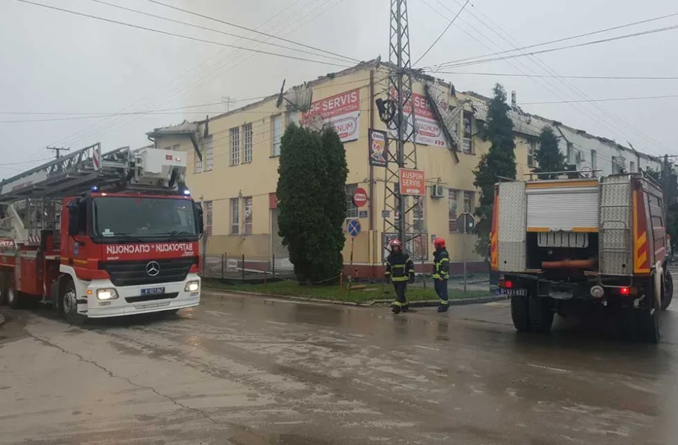 FOTO: Požar u prostorijama bivše tekstilne fabrike, na licu mesta blizu 40 vatrogasaca
