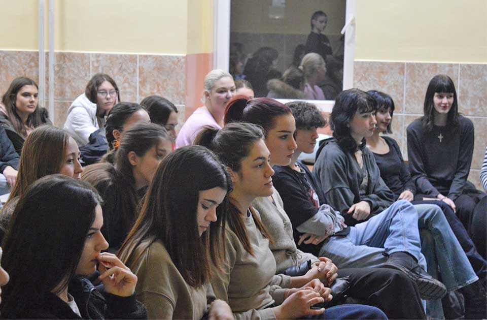 U Zrenjaninskoj gimnaziji organizovana tribina pod nazivom „Da ona živi bez nasilja“