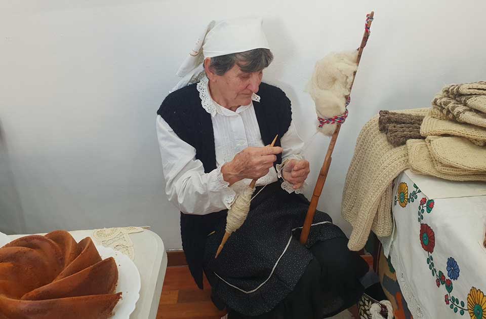 Marica Kljajić jedna od retkih žena koja čuva od zaborava staru veštinu predenja vune