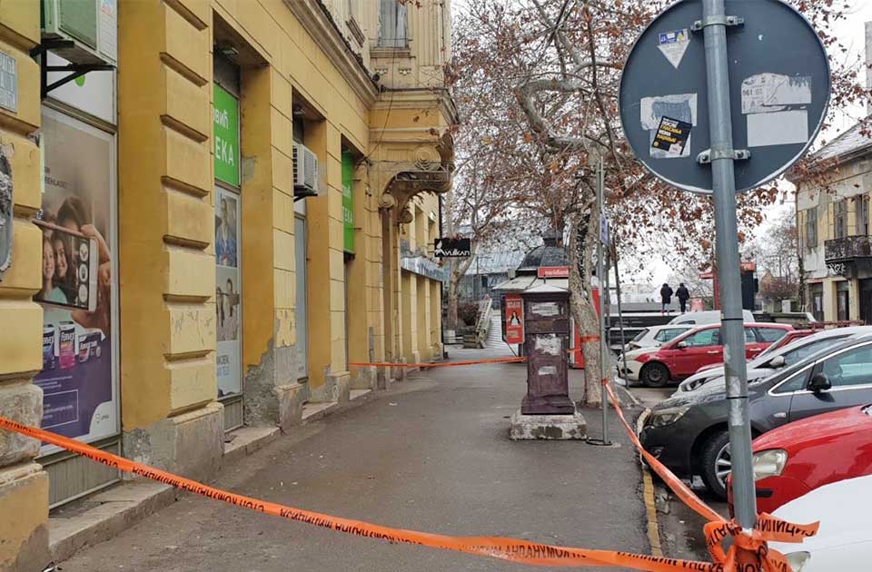 Ograđen deo trotoara kod Centralne apoteke, nadležni neće da kažu zbog čega