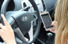 Prilikom korišćenja mobilnog telefona u toku vožnje vozači češće donose rizične odluke