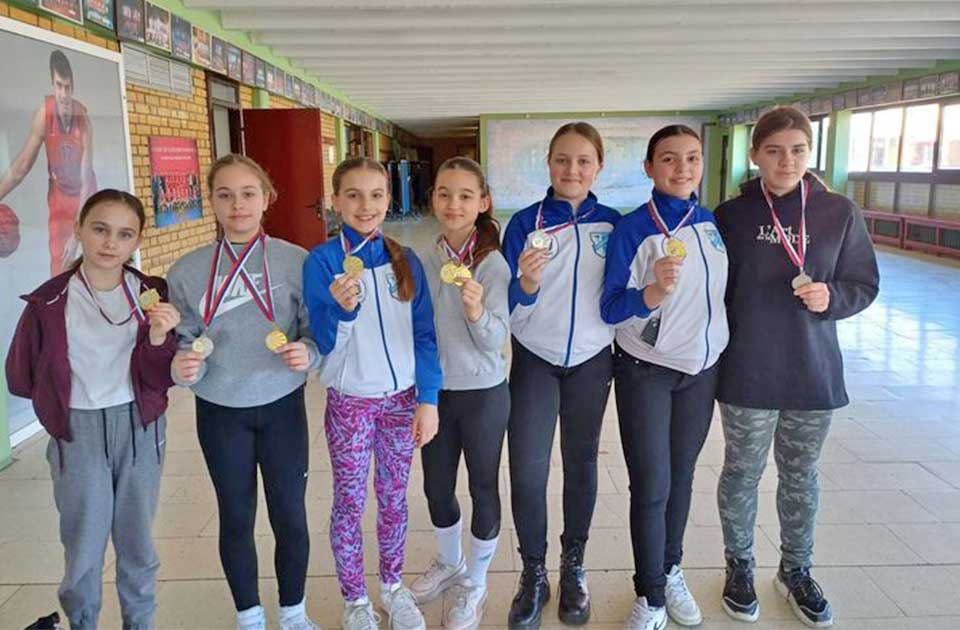 Sedam medalja na prvenstvu Zone Banat za mlade karatiste Zadrugara