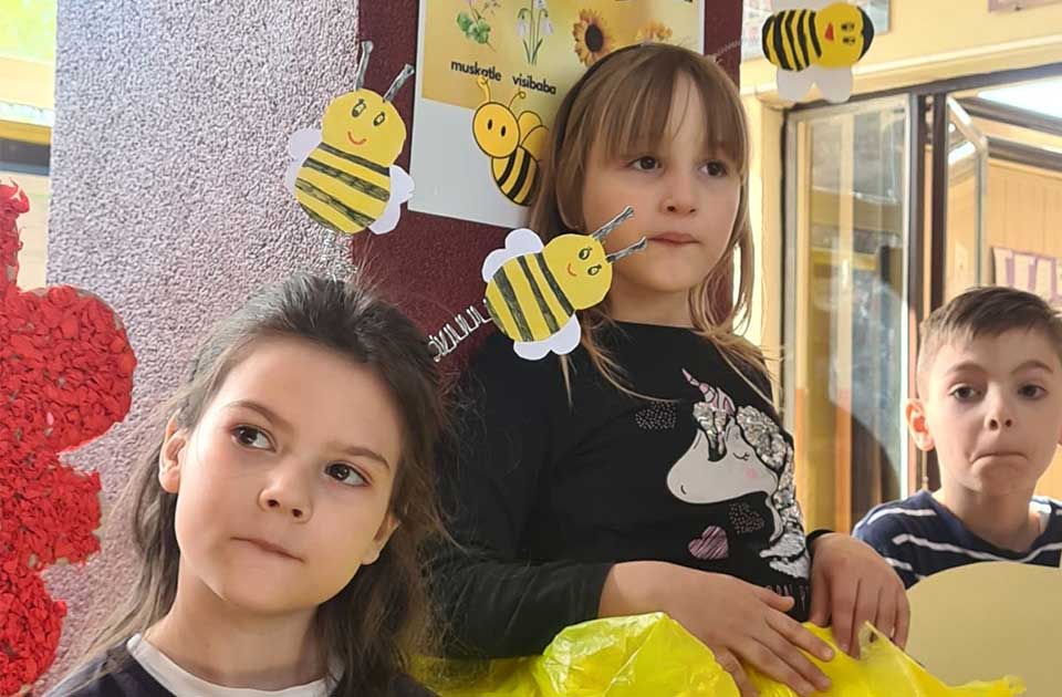 FOTO: Pogledajte kako je prošlo druženje pčelara i učenika iz Melenaca – svi su oduševljeni