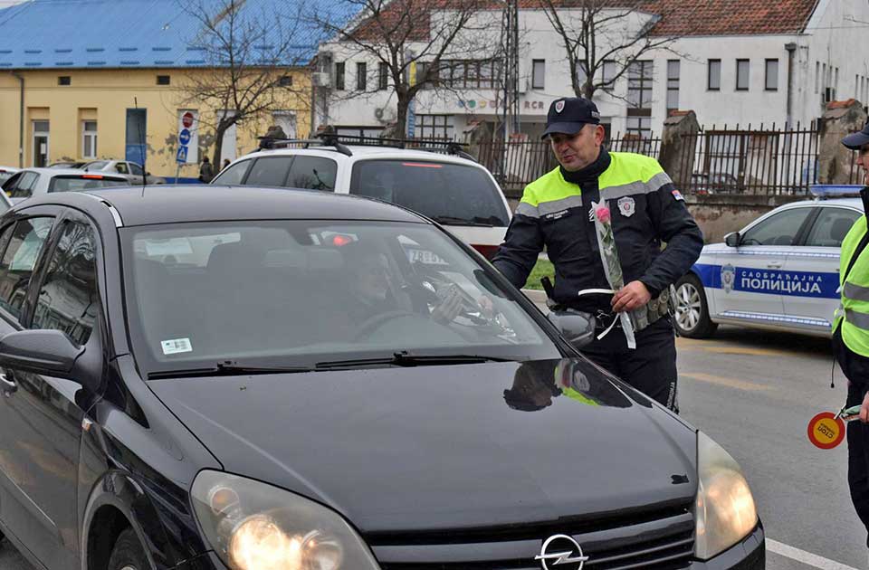 Lep gest pripadnika zrenjaninske policije: Ženama za volanom poklanjali cveće