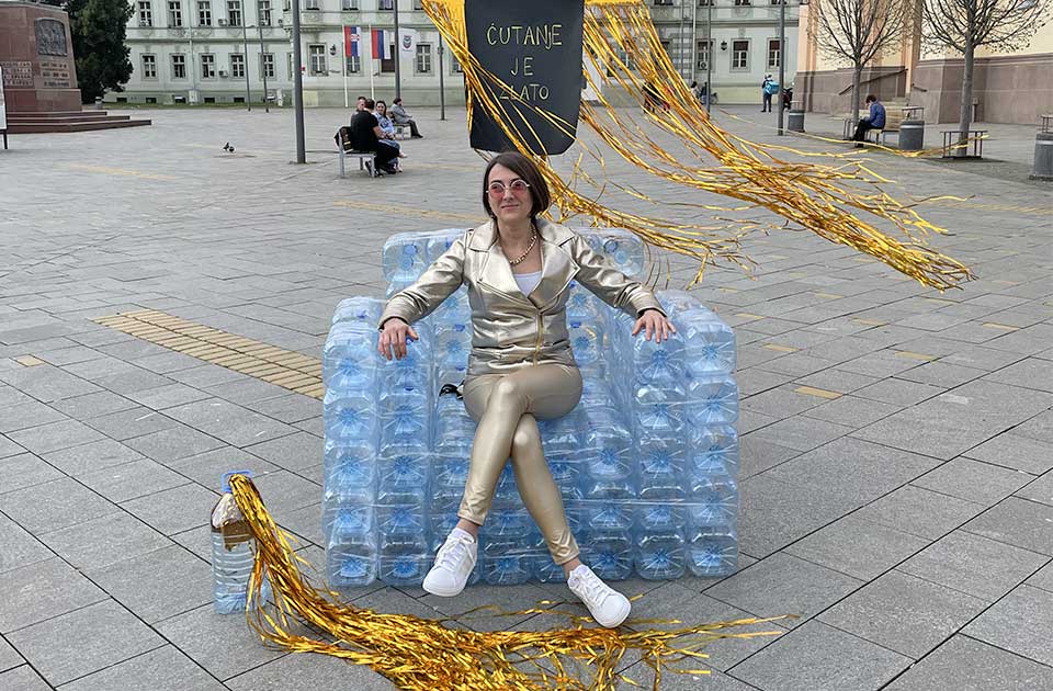 FOTO: Radmila je na trg donela fotelju napravljenu od balona za vodu i poslala važnu poruku