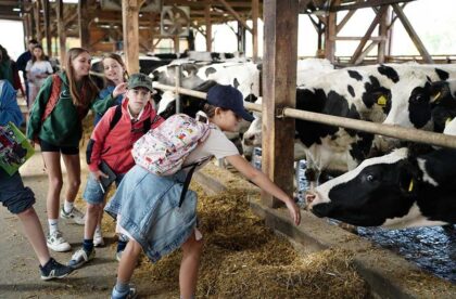 đaci francuske škole posetili mlekoprodukt
