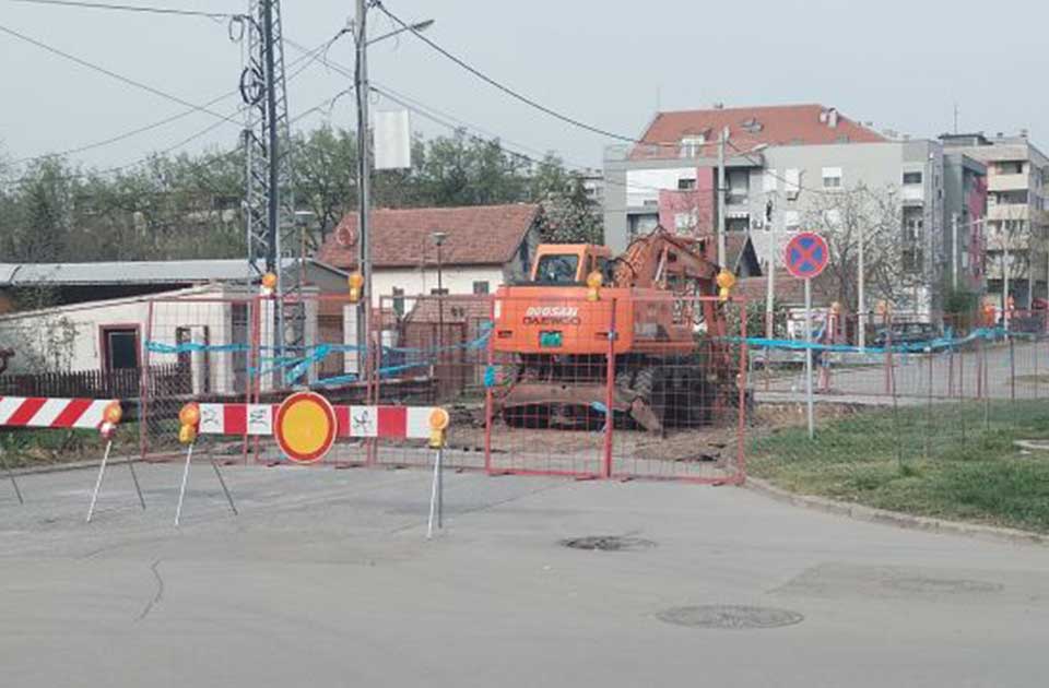 FOTO: Sanacija havarije na kanalizacionoj mreži, deo ulice zatvoren za saobraćaj