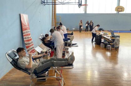 srednjoškolci u akciji dobrovoljnog davanja krvi