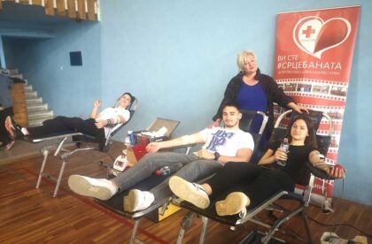 srednjoškolci u akciji dobrovoljnog davanja krvi