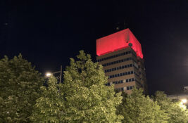 Vodotoranj osvetljen crvenom bojom: Pružena podrška jednoj od najznačajnijih organizacija