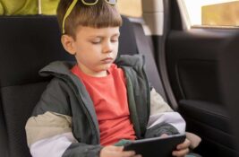 Savladavanje bezbednosti u saobraćaju od malih nogu: Uloga buster sedišta za decu
