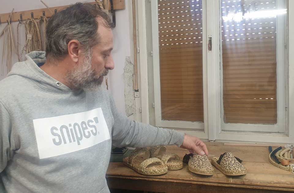 Zrenjaninac Pavle Nećakov se bavi ručnom izradom predmeta od rogoza