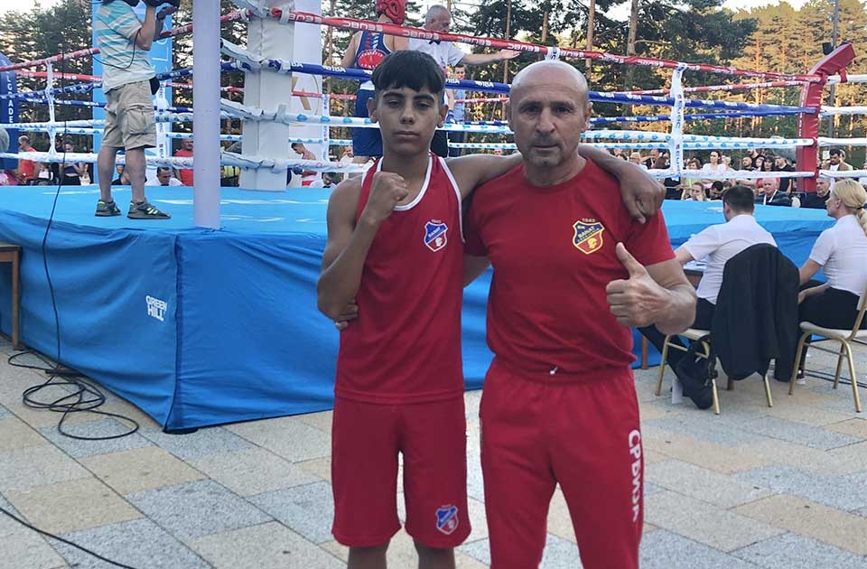 Maestralnom pobedom u ringu, bokser Andrej Racić izborio mesto u kadetskoj reprezentaciji