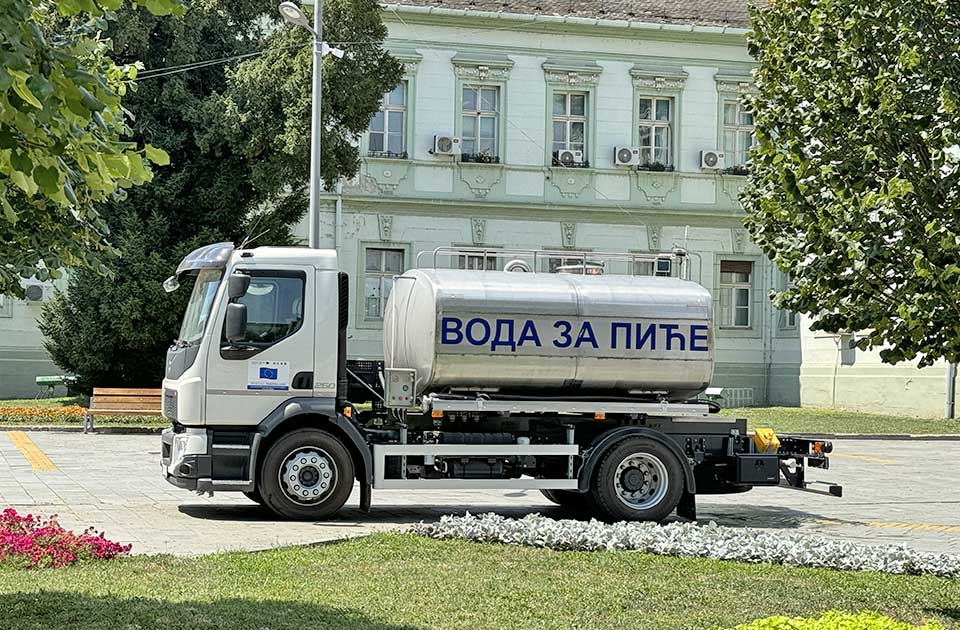 Na Trgu slobode postavljena cisterna sa vodom za piće