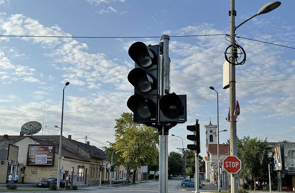 semafori na raskrsnici ulica cara dušana i bulevar milutina milankovića