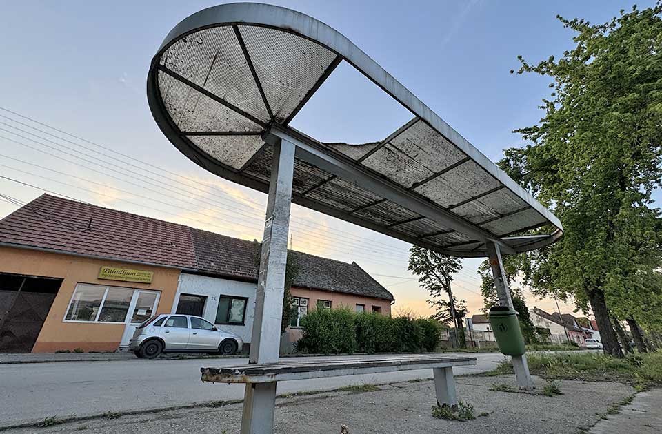 Autobuska stajališta u gradu i okolnim selima uglavnom su u vrlo lošem stanju