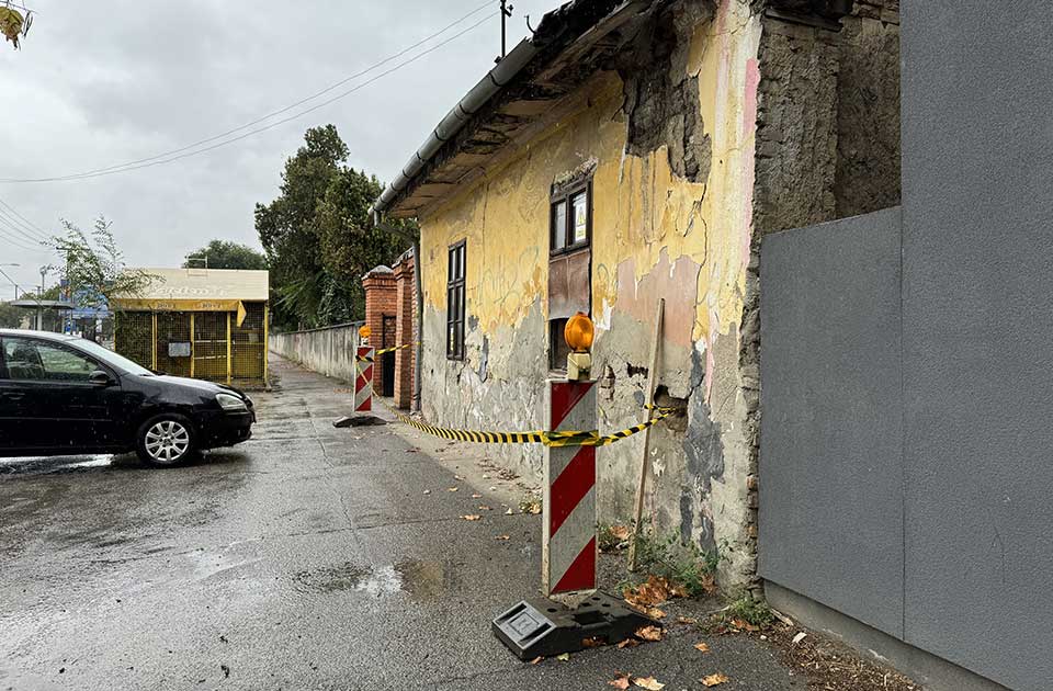 FOTO: Na kući kod Tomaševačkog groblja istaknuto upozorenje „Opšta opasnost“