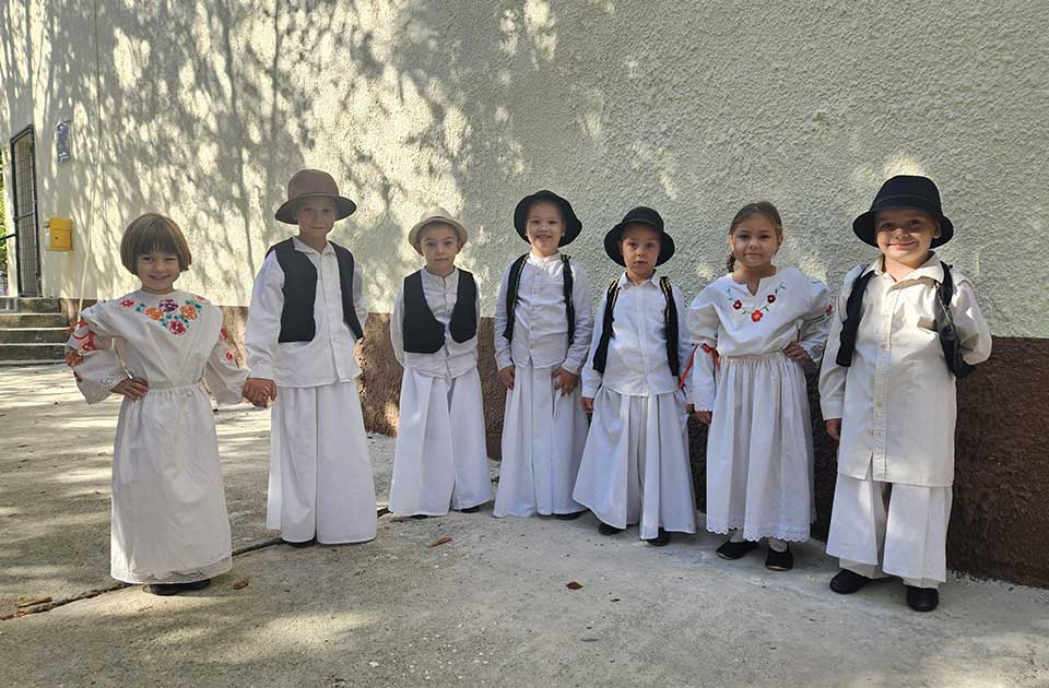 Najmlađi članovi KUD „Banatski biseri“ oduševili Farkaždince: Zaigrali ispred seoskog hrama