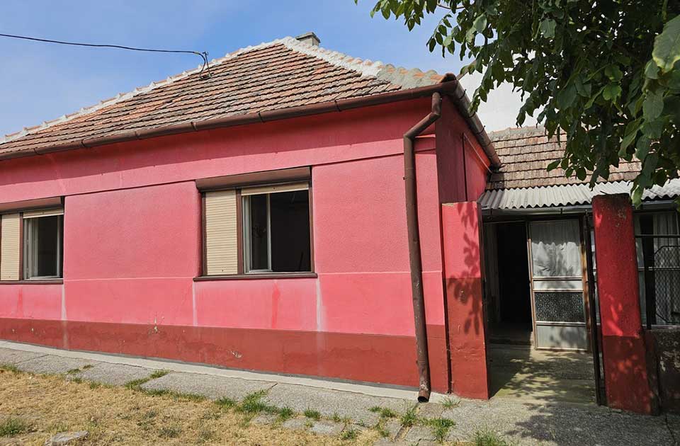 FOTO: Trosobna kuća u naselju Staro Berbersko za 33.000 evra