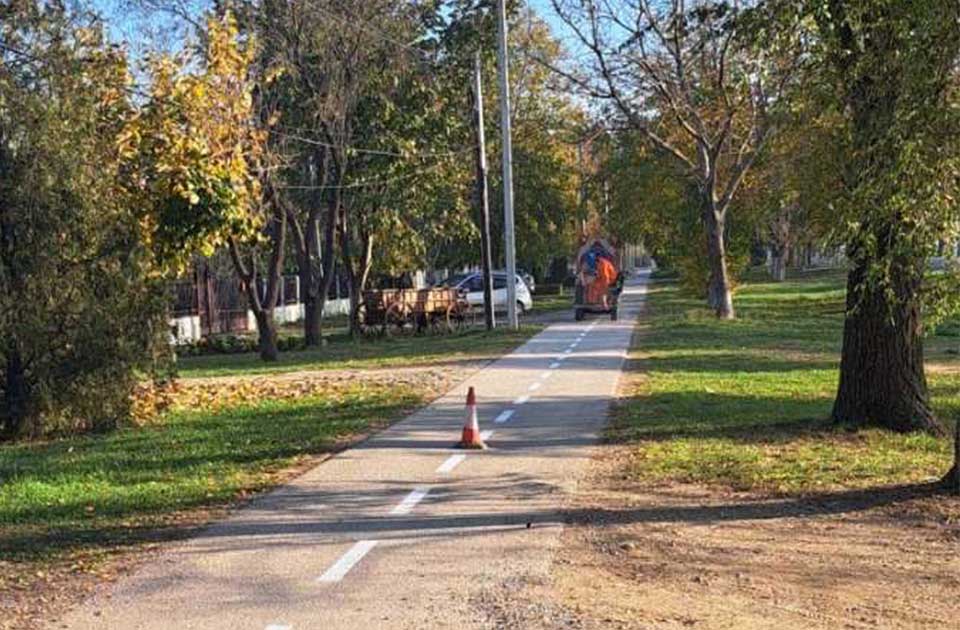 U toku obeležavanje ulica, pešačkih prelaza, zona škola i biciklističkih staza