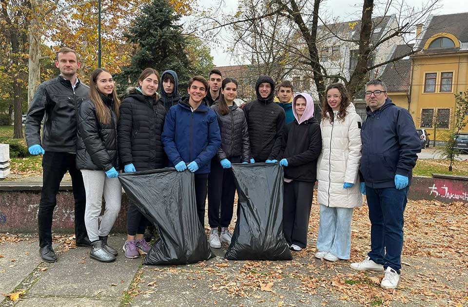 Ovako se voli svoj grad: Učenici očistili gradsko jezero i Park poljubaca