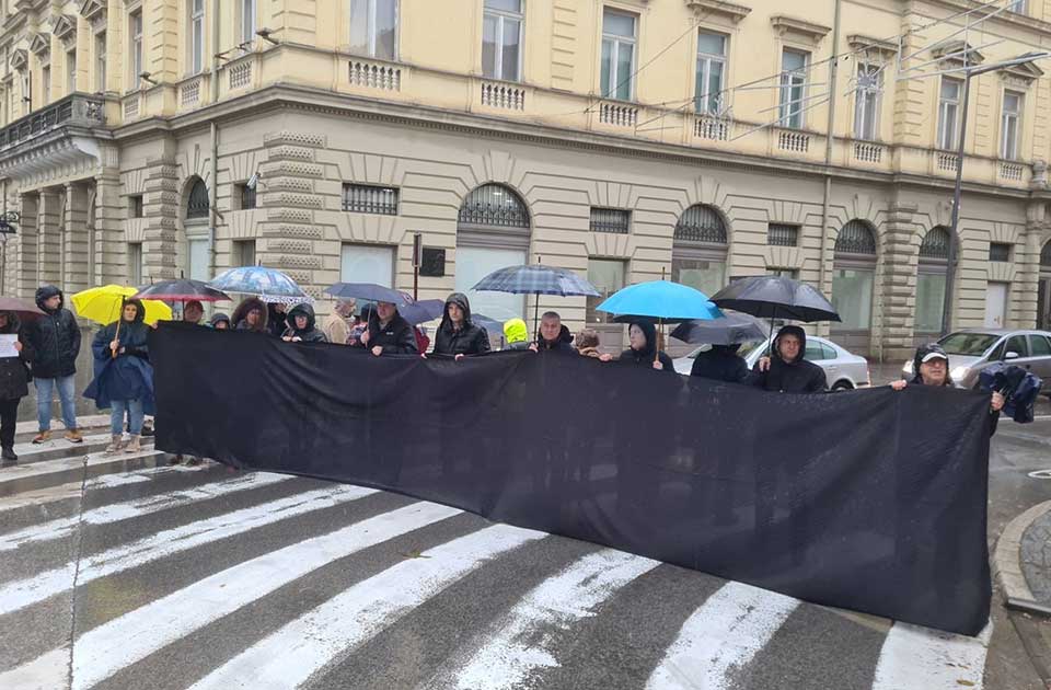 FOTO: I Zrenjanin zastao na 15 minuta, okupljeni poručili da korupcija ubija