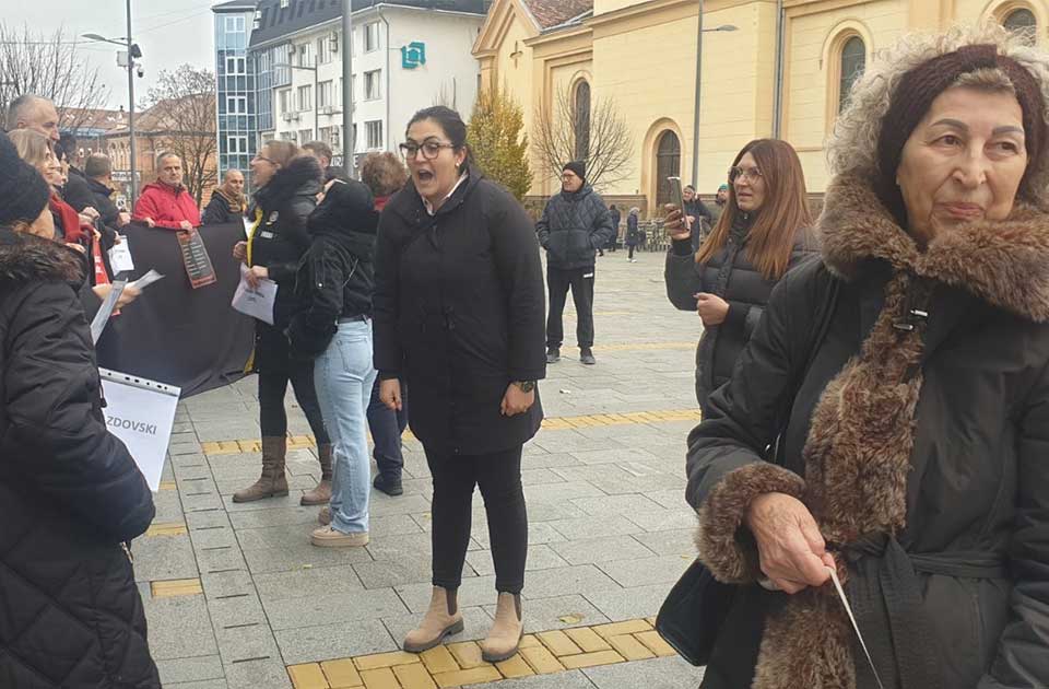 FOTO: Protestna akcija „Zastani Srbijo“ u Zrenjaninu na ivici incidenta