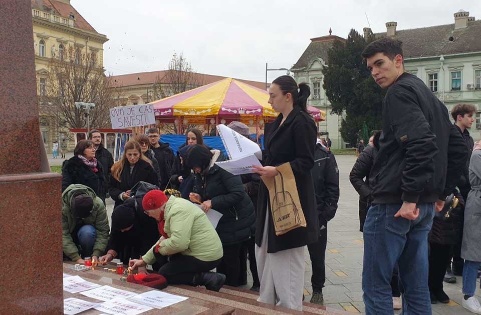 FOTO: Zrenjaninci i danas zastali na 15 minuta, ovog puta izostao „performans“ naprednjaka