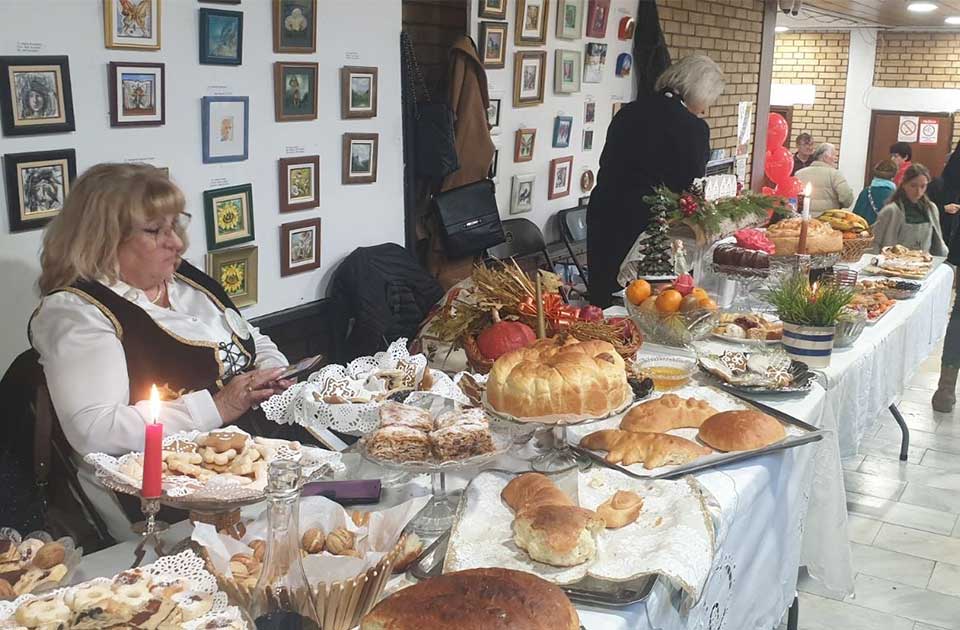 FOTO: Održan Festival božićnog kolača „Česnica“, prikazane raskošne praznične trpeze