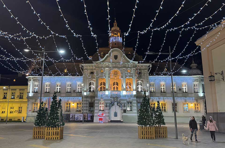 FOTO-REPORTAŽA: Centar grada zablistao u prazničnom ruhu