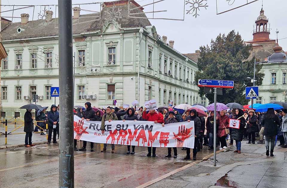 Zrenjaninci sa današnje protestne akcije poručili – „Ruke su vam krvave“