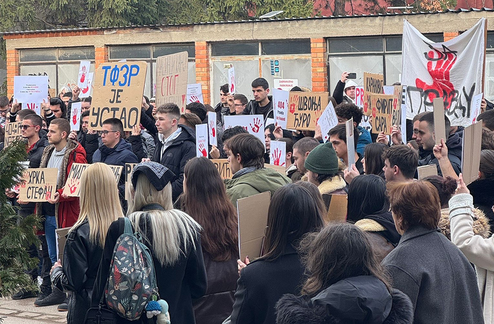 VIDEO: Studenti Tehničkog fakulteta u Zrenjaninu poručili: „Zločin a ne tragedija“