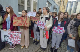 FOTO: Učenici odali poštu nastradalima, a zatim blokirali Zrenjaninsku gimnaziju