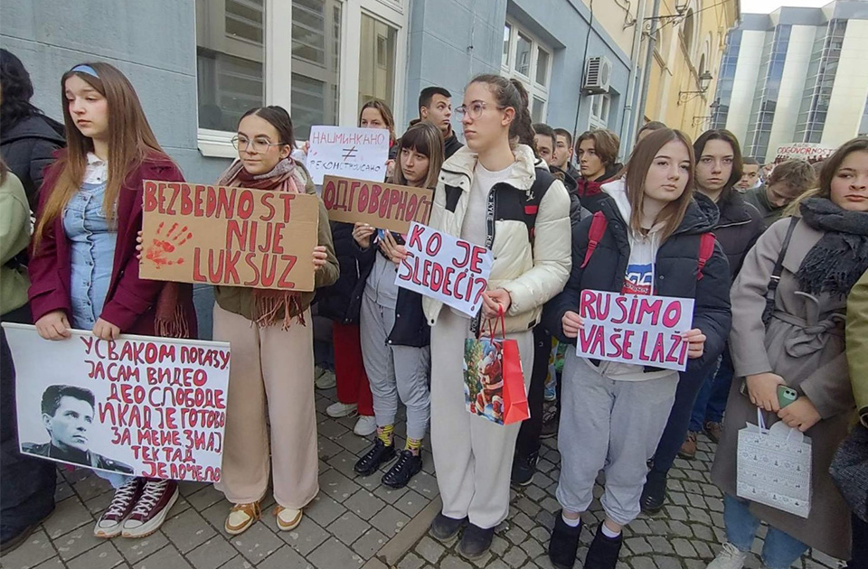 FOTO: Učenici odali poštu nastradalima, a zatim blokirali Zrenjaninsku gimnaziju