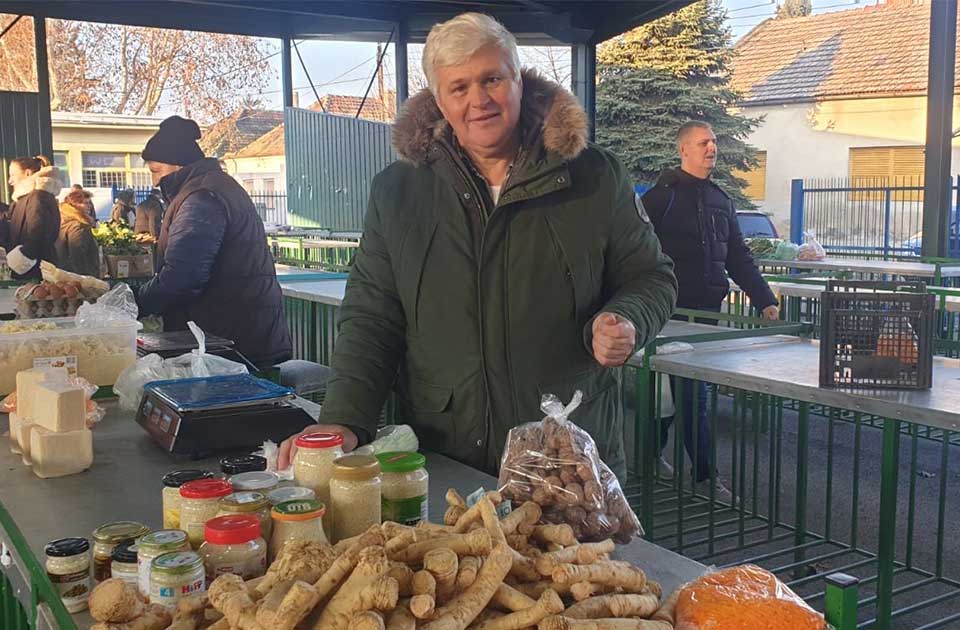 Đuro Viljačik iz Aradca kupcima nudi kvalitetan ljuti koren: Nema pečenja bez dobrog rena