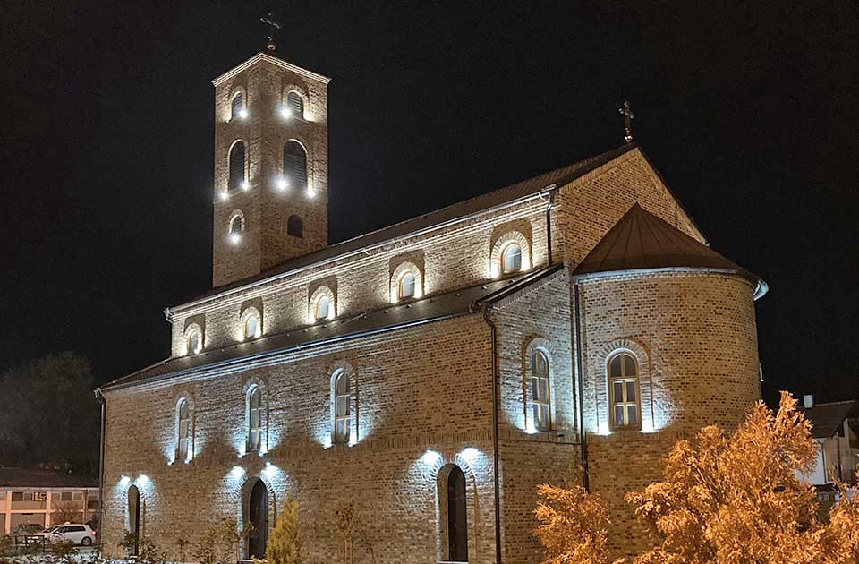 Badnji dan u Zrenjaninu: Večernje službe i organizovano paljenje badnjaka u hramovima