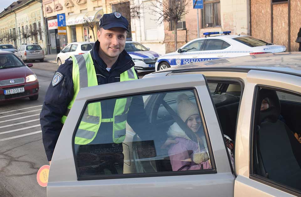 policajci delili paketiće