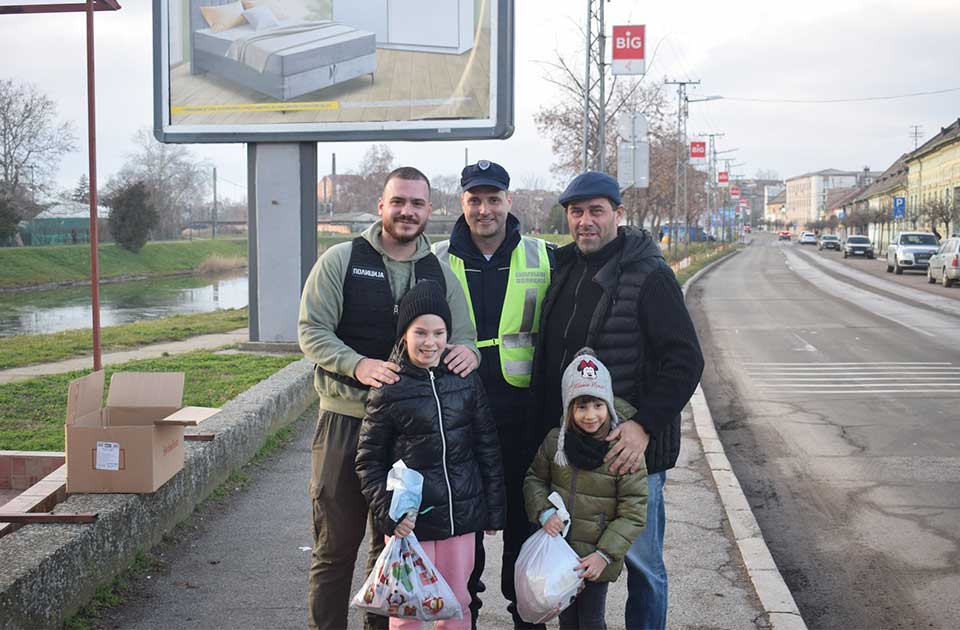 policajci delili paketiće