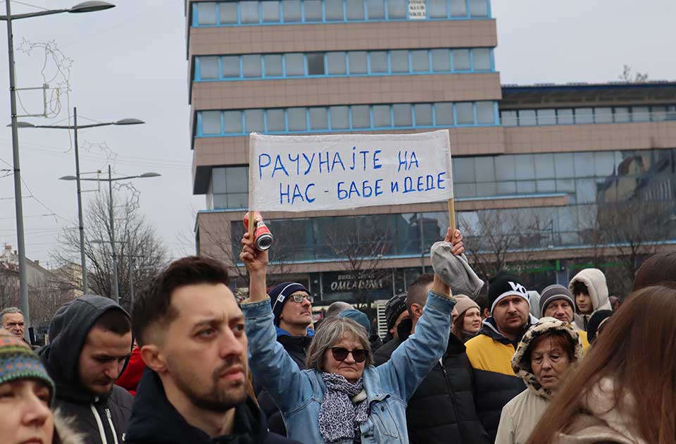 FOTO-REPORTAŽA: 10 fotografija sa današnjeg protesta u Zrenjaninu koje dosad niste videli