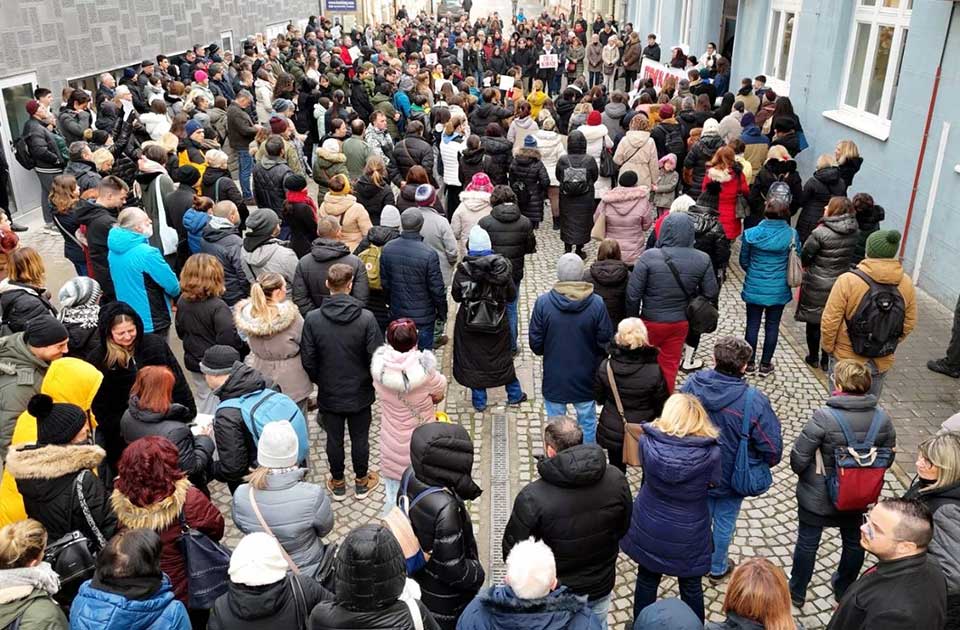 Laguna i Delfi uz studente i prosvetne radnike: U petak obustavljaju rad u celom sistemu