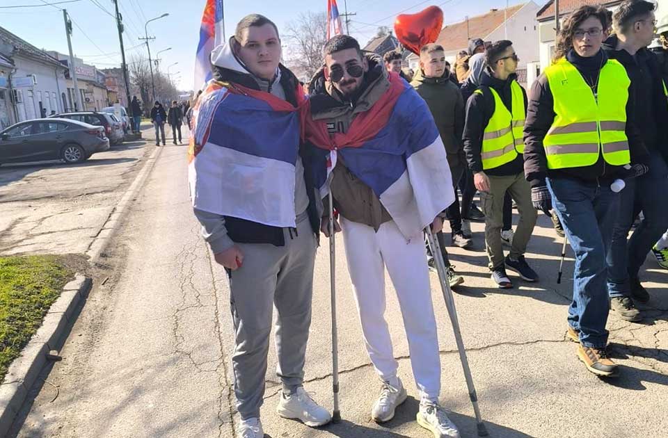 FOTO, VIDEO: Mladić Aleksandar na štakama krenuo u Vršac