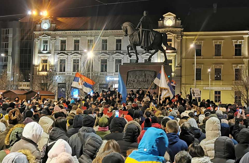 FOTO, VIDEO: Studenti se vratili u Zrenjanin, građani im priredili emotivan doček na trgu