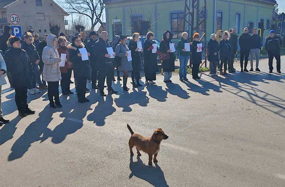 Meštani Lukićeva treću nedelju zaredom blokirali raskrsnicu u centru sela