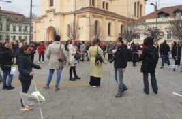 FOTO, VIDEO: Zaposleni u kulturi i prosveti izveli performans na Trgu slobode