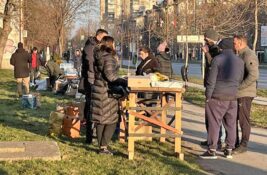 FOTO: Sugrađani dočekuju učesnike protestne šetnje, peku palačinke i postavljaju švedski sto